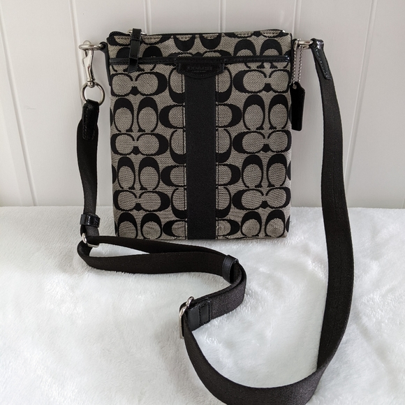 COACH Signature Canvas Swing pack - Picture 1 of 7